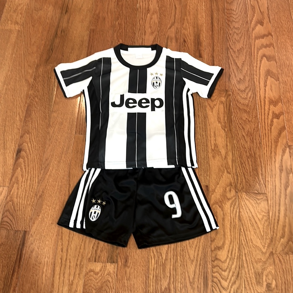 NWOT TAGS kids two pieces JUVENTUS 2016 soccer football team in size 18 kids